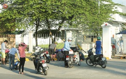 Hà Nội: Người dân ùn ùn chuyển đồ tiếp tế cho công nhân trong khu cách ly tại Công ty SEI