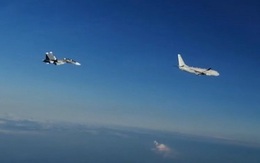 Video: Phát hiện máy bay Mỹ “lởn vởn”, chiến đấu cơ Su-30 Nga lập tức ngăn đứng giữa căng thẳng ở Biển Đen