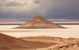 Bí ẩn 'kim tự tháp' núi lửa từng có UFO ghé thăm ở Argentina