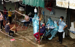 Hình ảnh xét nghiệm hàng trăm tiểu thương chợ Phùng Khoang