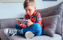 Muốn nuôi dạy con ‘thông minh, giỏi giang’, cha mẹ cần tránh 4 câu ra lệnh này khi thấy chúng thích ôm máy tính hay smartphone cả ngày