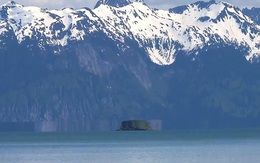 Ảo ảnh quang học biến hòn đảo ở Alaska thành 'đĩa bay' lơ lửng trên mặt nước