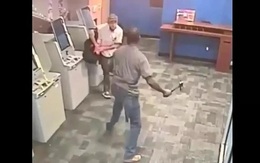 Người đàn ông bị tấn công dã man khi đang rút tiền ở ATM trong ngân hàng
