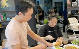 Đại gia Cường Đô La cùng vợ vào bếp làm bánh giúp đỡ bà con TP.HCM, mặt 0% son phấn của Đàm Thu Trang giật spotlight