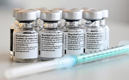 Chuyên gia Mỹ kêu gọi người đã tiêm vaccine COVID-19 không được chủ quan lơ là