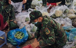 Chùm ảnh các chiến sĩ bộ đội tỉ mỉ sắp xếp từng phần quà, trao tận tay người dân Sài Gòn: Vừa nhanh nhẹn mà rất nề nếp, kỷ cương