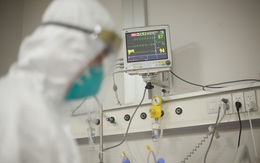 Vợ mất do mắc COVID-19, chồng không chấp nhận sự thật, nằm trước cửa bệnh viện 3 ngày chờ tin