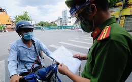 Hà Nội: Phát hiện giấy đi đường của người bán cá mới '8 tháng tuổi'