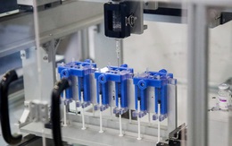 Hiệu quả như người Thái: Chế tạo thành công cỗ máy giúp 'vét sạch' vắc xin Covid-19 trong lọ đến giọt cuối cùng, tăng thêm 20% số liều có thể tiêm