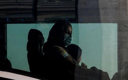Người đàn ông ngồi ở Mỹ giúp vợ vượt chốt kiểm soát ở sân bay Kabul