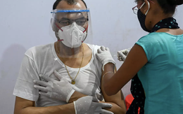 Ấn Độ: Tiêm vaccine phòng Covid-19 về mãi không thấy sốt, người đàn ông nghi ngờ rồi cay đắng phát hiện sự thật gây phẫn nộ