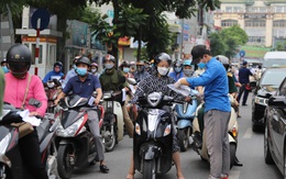Hà Nội siết chặt sử dụng giấy đi đường: Chuyên gia đề xuất giải pháp chống lây nhiễm Covid-19