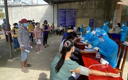 Hà Nội: 2 vợ chồng bán rau quả ở chợ mắc Covid-19