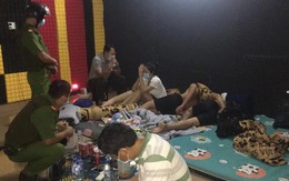 Núp bóng shop thời trang, bà chủ cùng dàn nhân viên trẻ đẹp chiều khách bay lắc tới bến