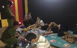 Núp bóng shop thời trang, bà chủ cùng dàn nhân viên trẻ đẹp chiều khách bay lắc tới bến