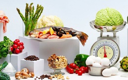 Sốt sau tiêm vaccine COVID-19 nên ăn gì, uống gì?