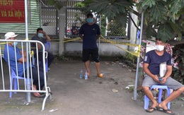 Phát hiện nhóm người trốn trong xe 'luồng xanh', 1 người nghi mắc Covid-19