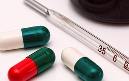 Uống thuốc hạ sốt đúng cách sau khi tiêm vaccine COVID-19