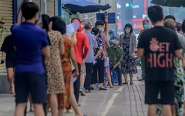 Cận cảnh thần tốc xét nghiệm COVID-19 ngay trên hè phố Hà Nội