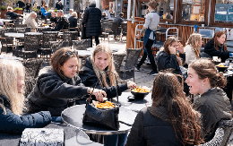 Kinh nghiệm từ quốc gia EU đầu tiên kiểm soát được COVID-19 thông qua “thẻ xanh vaccine”