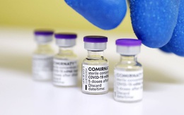 Phát hiện 'chất lạ' màu trắng trong vaccine Pfizer ở Nhật Bản