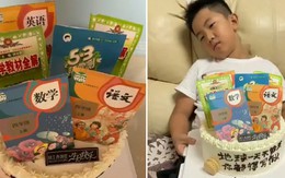 Mẹ đặt bánh sinh nhật hình bộ sách giáo khoa để mong con học giỏi, biểu cảm của cậu bé không ngoài dự đoán...