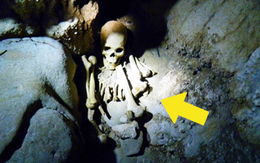 Kiểm tra thi thể chủ nhân ngôi mộ 7.000 tuổi, đội khảo cổ rùng mình: Sao lại thừa 18 cái xương?