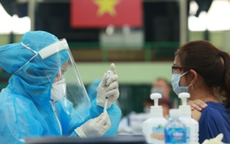 Nữ giáo viên tiêm 2 mũi vắc xin phòng Covid-19 trong vòng 10 phút: “Tôi định tiêm 4 bàn 4 mũi”