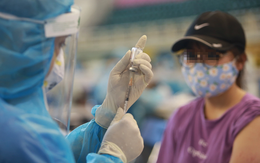 Vụ cô giáo tiêm 2 mũi vắc xin trong 10 phút, còn muốn tiêm luôn 4 mũi: Sức khỏe hiện ra sao?