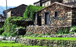 Ngôi làng cổ hơn 200 tuổi làm bằng loại vật liệu cực đặc biệt