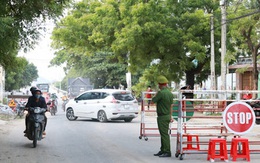 Cách chức Chủ tịch phường chỉ đạo thu phí giấy đi đường của người dân