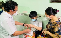 Chủ tịch Phan Văn Mãi động viên gia đình có người mất vì Covid-19: "Mong chị cố gắng trong giai đoạn này, thành phố sẽ chăm lo cho các cháu''