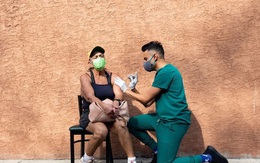 Vắc xin COVID-19 sẽ thực sự “cứu” được kinh tế toàn cầu từ lúc nào?