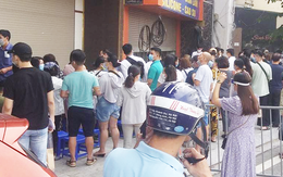 Cả trăm người xếp hàng đợi tiêm vắc xin Covid-19 tại một bệnh viện ở Hà Nội