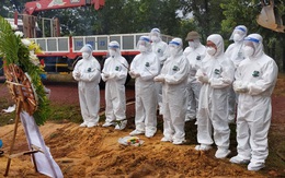 Bí thư, Chủ tịch xã đào mộ, hạ huyệt cho BN Covid-19 tử vong: Không để "trống lãnh đạo"