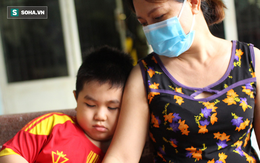 Xót xa câu chuyện tổ trưởng dân phố qua đời vì Covid-19: Nhớ vòng tay cha, con trai nằm ngủ dưới gầm bàn thờ