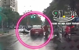 Kinh hoàng ô tô tông loạt xe máy dừng chờ đèn đỏ trên phố Hà Nội, hành động sau đó gây phẫn nộ