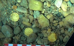 Đi lặn biển, tình cờ tìm được hàng chục đồng tiền vàng 1.500 năm