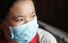 Cha bị tai biến, mẹ mất vì Covid-19, cô bé 15 tuổi oà khóc: 'Điều em tiếc nuối nhất là không được gặp mẹ lần cuối'