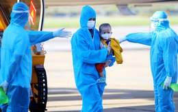 Chuyến bay đặc biệt đón 205 phụ nữ mang thai và trẻ nhỏ từ tâm dịch phía Nam về Hà Tĩnh