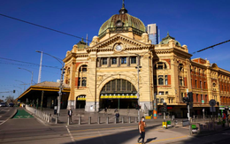 Thủ tướng Úc dùng phim về người tiền sử để thuyết phục dân sống chung với COVID-19