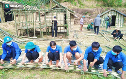 Người dân dựng cả chục ngôi nhà bằng tre nứa trên núi để làm khu cách ly Covid-19