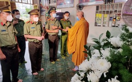 GĐ CA tỉnh thay mặt chiến sĩ nhận tro cốt cha mắc Covid-19: Cố gắng vượt qua nỗi đau để tiếp tục bảo vệ nhân dân