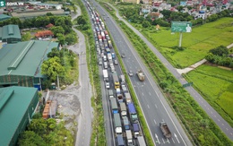 Hà Nội: Hàng xe nối đuôi nhau kéo dài hơn 1 km chờ qua chốt buộc CSGT phải "xả trạm"