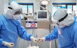 'Vắt chân' chạy để giành giật sự sống cho bệnh nhân COVID-19 nguy kịch