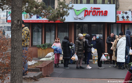 Người dân Kazakhstan ra đường mua xăng, bánh mì hậu bạo loạn