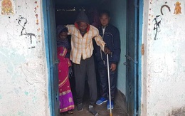 Người đàn ông bị liệt có thể đi lại thần kỳ sau khi tiêm vaccine COVID-19