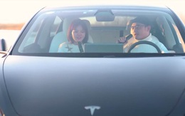 Tesla đang bán micro để hát karaoke trong xe điện