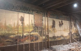 Bức tranh 'khủng' trăm năm tuổi ẩn giấu trong tường nhà cổ