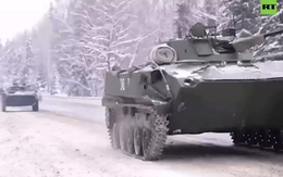 Video: Quân đội Nga bị chặn đường ở Kazakhstan